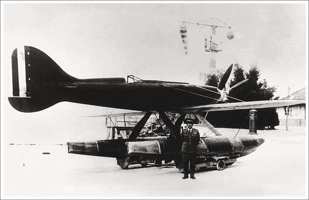 Пилот ВВС Италии Франческо Аджелло у самолета Макки М.С.72